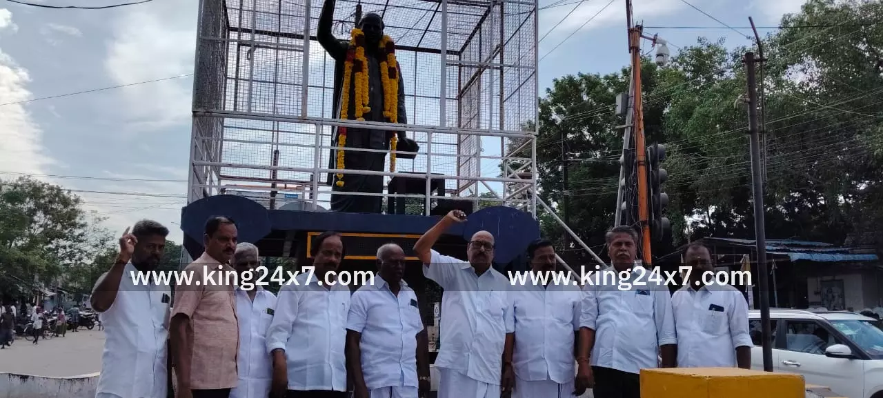 அண்ணா சிலைக்கு கட்சியினர் மாலை அணிவிப்பு அண்ணா சிலைக்கு கட்சியினர் மாலை அணிவிப்பு