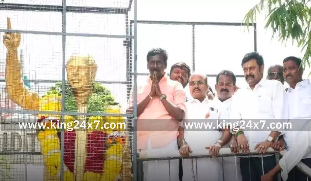 அண்ணா பிறந்தநாள் விழா - அதிமுகவினர் மரியாதை! அண்ணா பிறந்தநாள் விழா - அதிமுகவினர் மரியாதை!