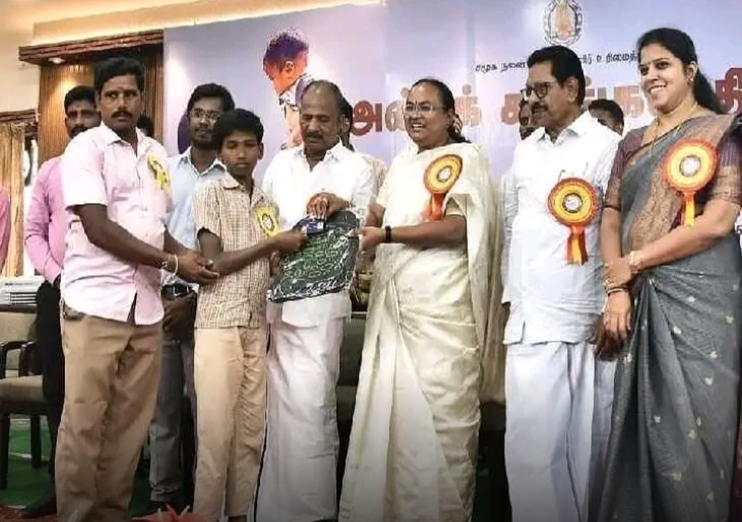 குழந்தைகளுக்கு கல்வி உபகரணங்கள் வழங்கும் நிகழ்ச்சி!