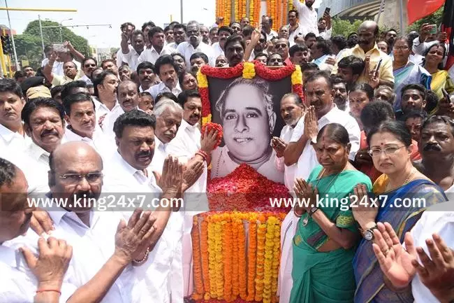 அண்ணாவின் 117வது பிறந்த நாள்: இபிஎஸ் தலைமையில் அதிமுகவினர் மரியாதை