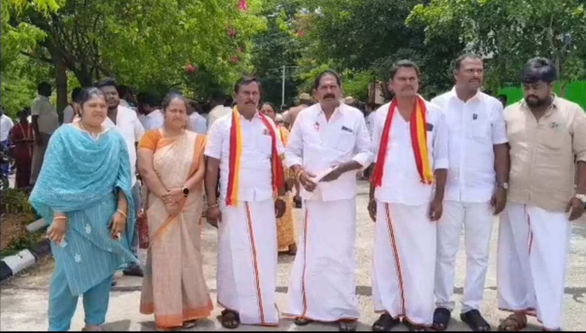 எஸ் பி அலுவலகத்தில் அனுமதி கேட்டு தவெக வினர் மனு எஸ் பி அலுவலகத்தில் அனுமதி கேட்டு தவெக வினர் மனு