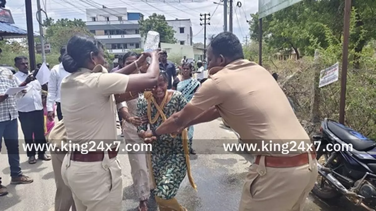தென்காசி ஆட்சியா் அலுவலகம் முன் பெண் தீக்குளிக்க முயற்சி