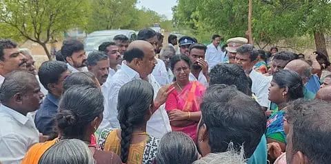 அடிப்படை வசதி கோரி திமுக எம்எல்ஏவை பொதுமக்கள் முற்றுகை