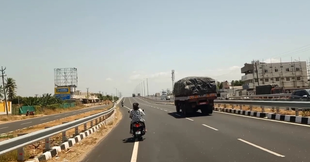 வள்ளுவர் நகர் அருகே டூவீலர்கள் மோதல் மூதாட்டி படுகாயம்.