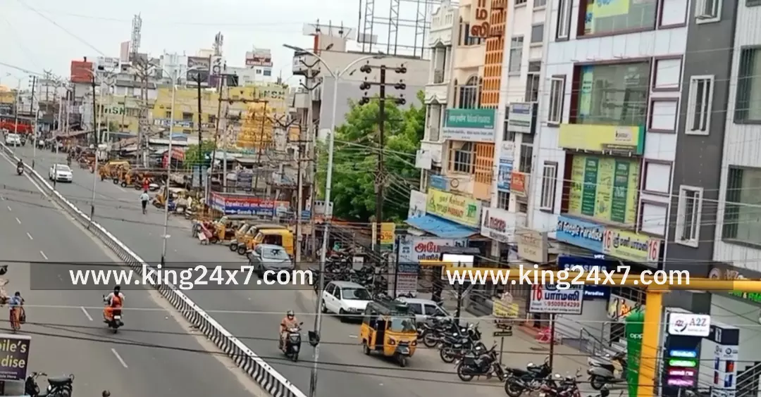 கரூர்-நடந்து சென்ற முதியவர் மீது மினி பேருந்து மோதி விபத்து. கரூர்-நடந்து சென்ற முதியவர் மீது மினி பேருந்து மோதி விபத்து.