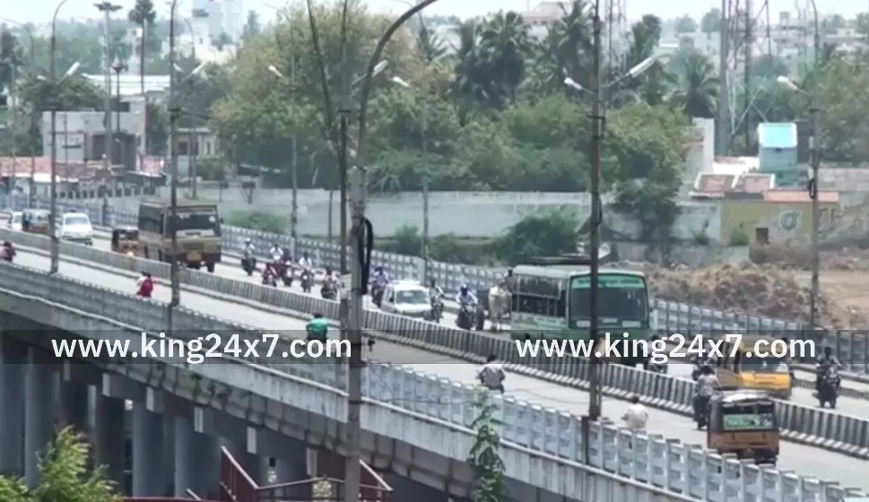 லைட் ஹவுஸ் கார்னரில் நின்று இருந்த பெண் மீது டூவீலர் மோதி விபத்து.