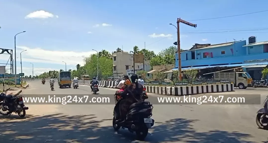 லைட் ஹவுஸ் கார்னரில் நின்று இருந்த பெண் மீது டூவீலர் மோதி விபத்து.