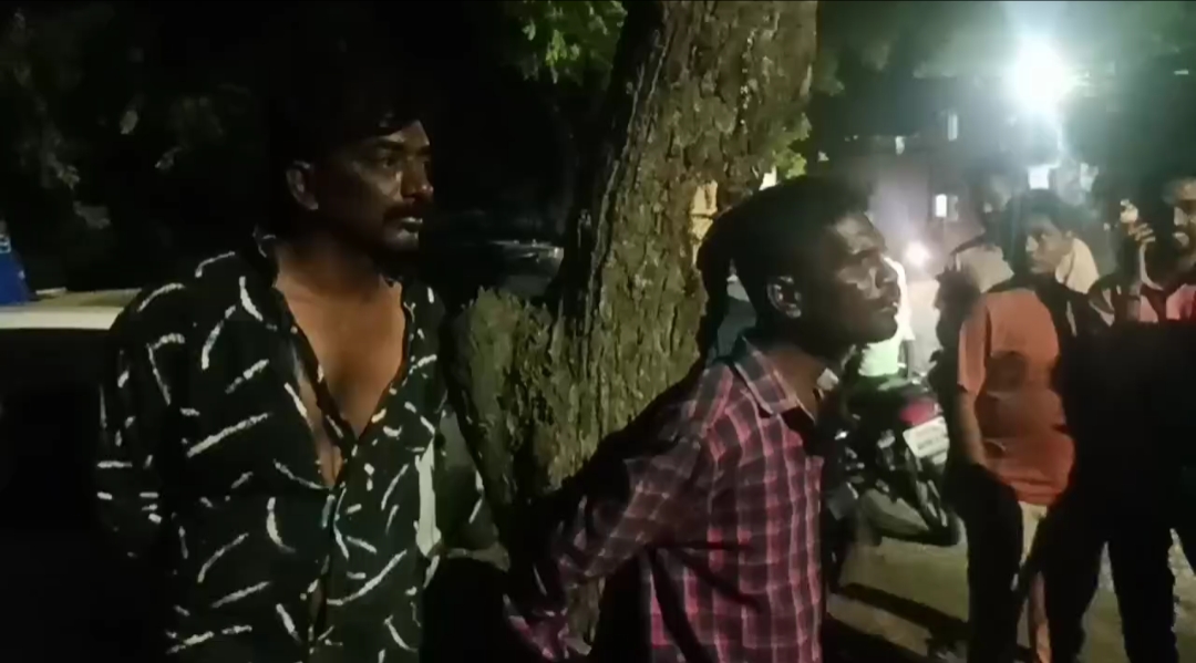 கோவையில் மாநகராட்சி குப்பை வாகன பேட்டரி திருடர்கள் பொதுமக்கள் கையில் சிக்கினர்