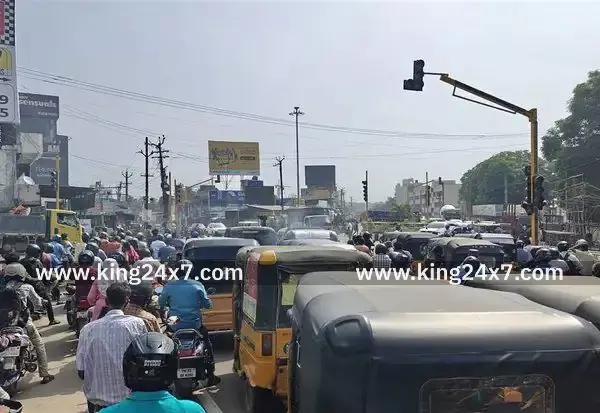 குன்றத்துார் நான்கு முனை சந்திப்பில் நெரிசலில் தத்தளிக்கும் வாகனங்கள்