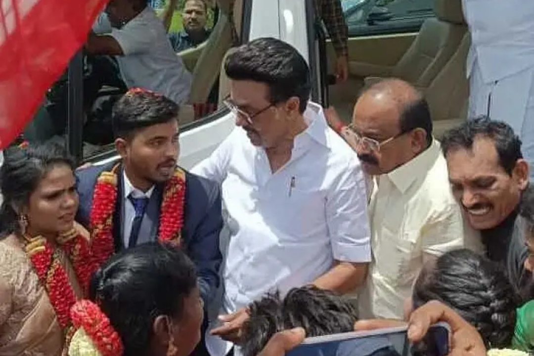 கிருஷ்ணகிரி: புதுமணத் தம்பதியரை வாழ்திய  முதல் அமைச்சர்.