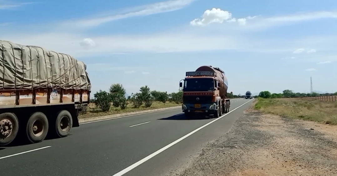 மொச்ச கொட்ட பாளையம்-டூ வீலரில் சென்றவர் மீது அடையாளம் தெரியாத 4-வீலர் மோதி விபத்து.