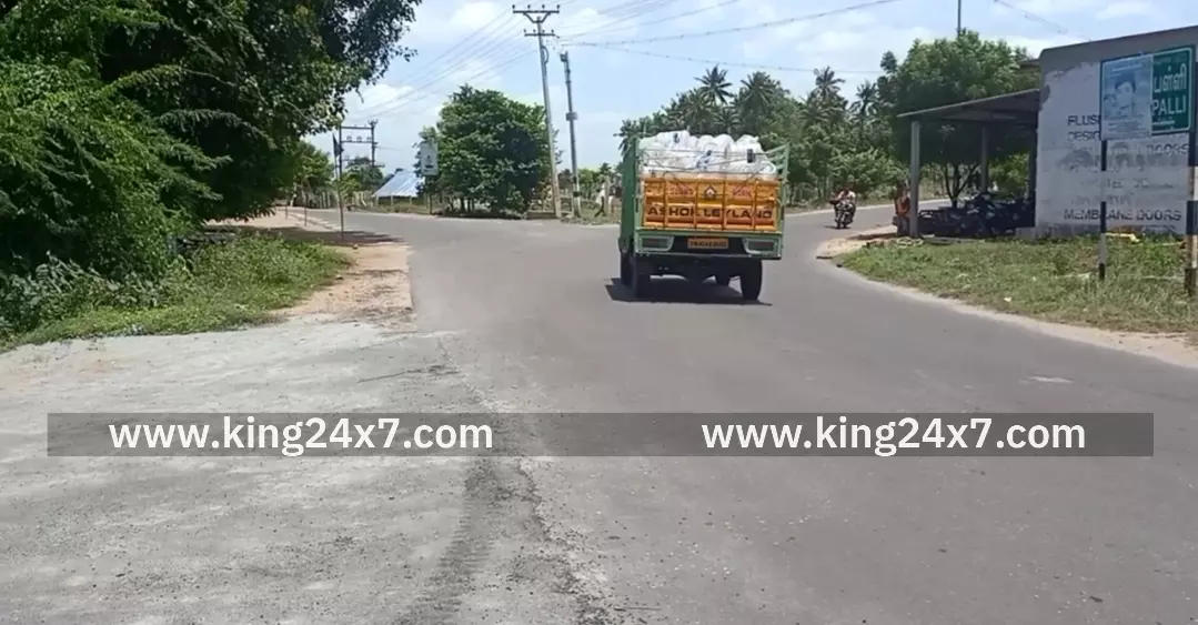 வாங்கல் அருகே டூவீலர் மீது சரக்கு வாகனம் நேருக்கு நேர் மோதி விபத்து. இளைஞர் படுகாயம். வாங்கல் அருகே டூவீலர் மீது சரக்கு வாகனம் நேருக்கு நேர் மோதி விபத்து. இளைஞர் படுகாயம்.