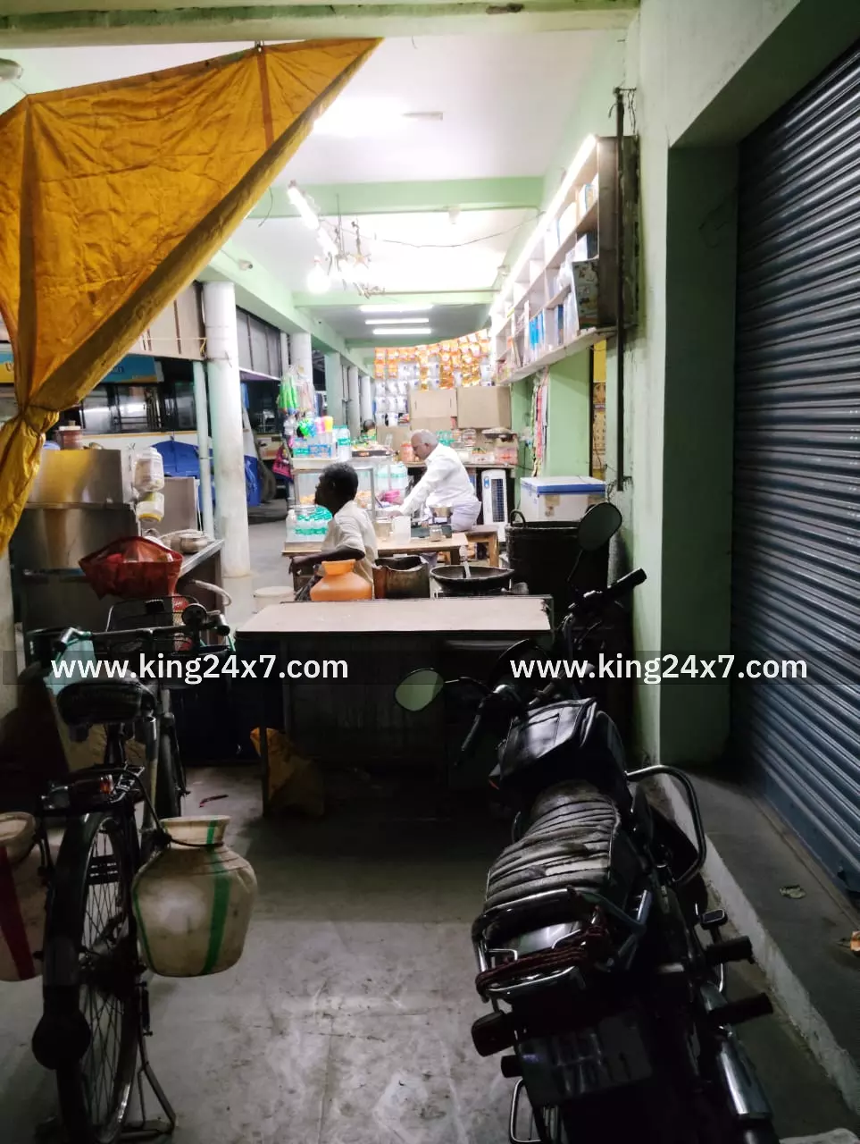 ஜெயங்கொண்டம் பஸ் நிலையத்தில் பயணிகள் பயன்படுத்தும் பொதுப்பாதையை ஆக்கிரமித்த கடைகளால் பயணிகள் அவதி.