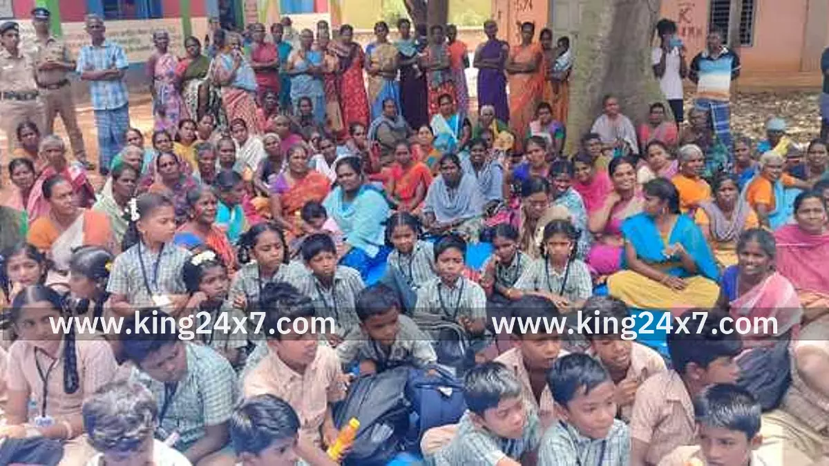 அருணாச்சலபுரத்தில் பள்ளி சுற்றுச்சுவரை இடிக்க மாணவா்கள் எதிா்ப்பு