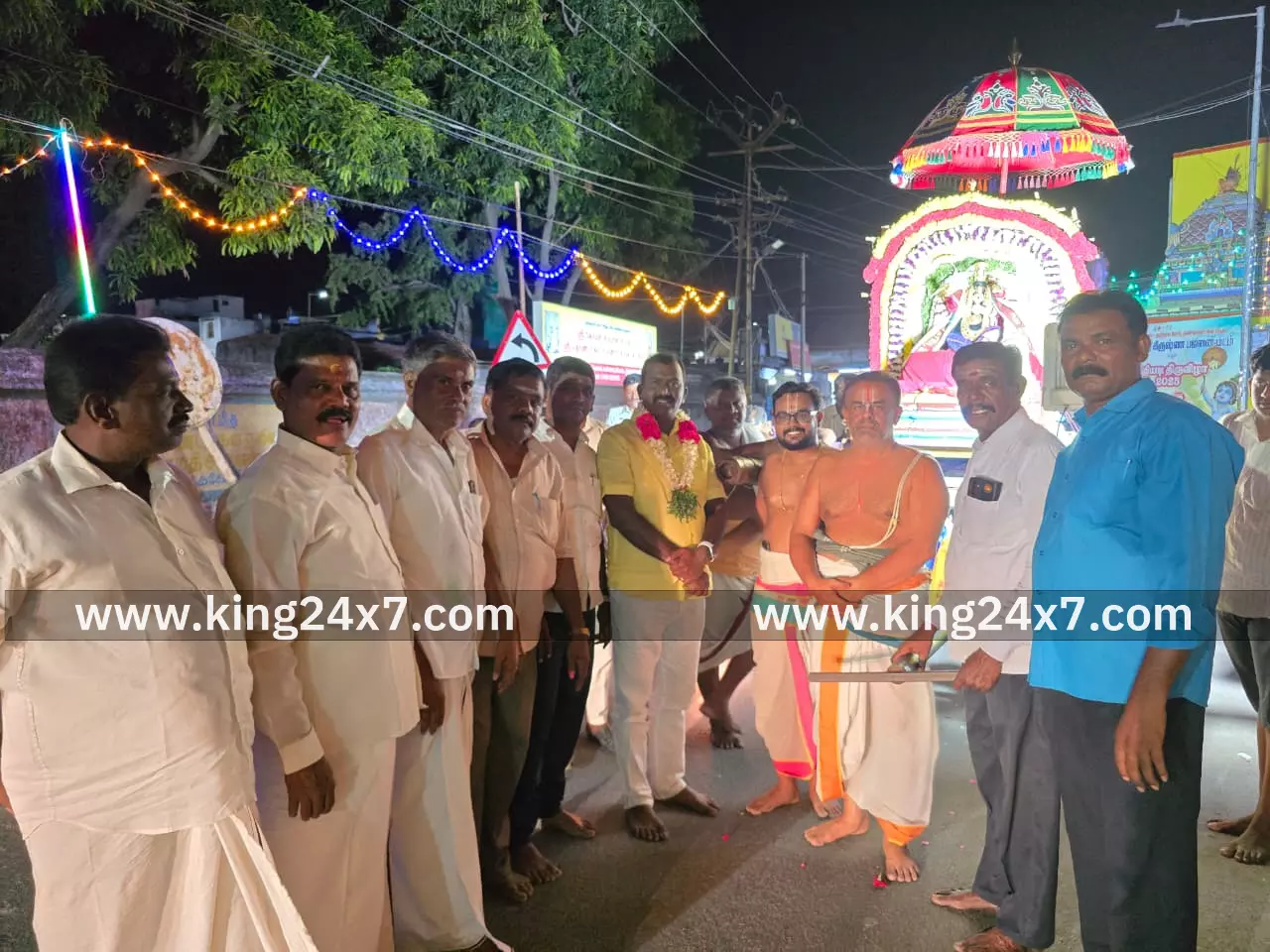 டவுனில் நடைபெற்ற உறியடி திருவிழா நிகழ்ச்சி