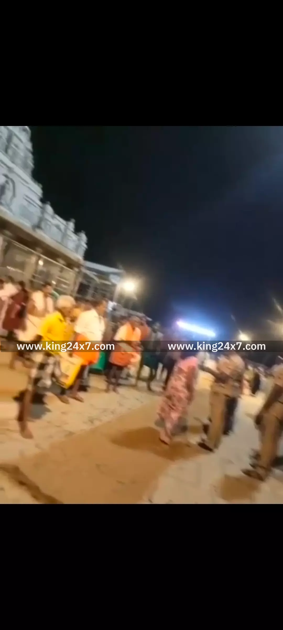 பெண்மணி கம்பால் தாக்கும் வீடியோ சமூக வலைதளங்களில் வைரல் பெண்மணி கம்பால் தாக்கும் வீடியோ சமூக வலைதளங்களில் வைரல்