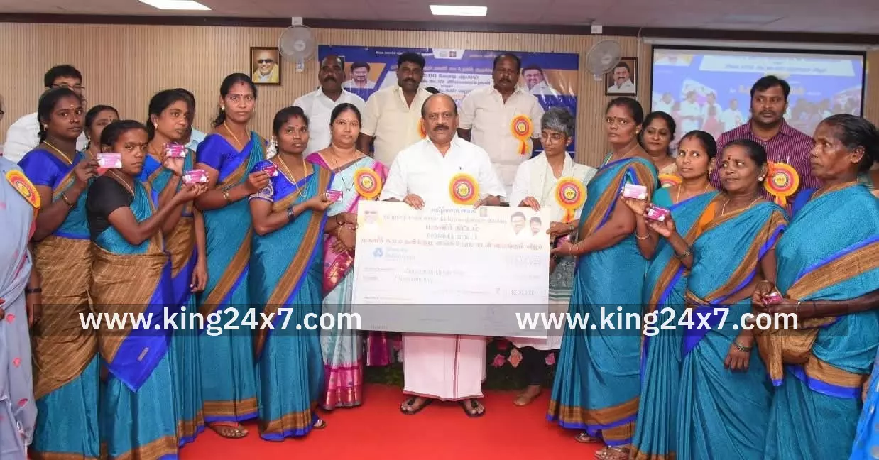 மகளிா் சுய உதவிக் குழுக்களுக்கு வங்கிக் கடன் இணைப்பு மற்றும் அடையாள அட்டை மகளிா் சுய உதவிக் குழுக்களுக்கு வங்கிக் கடன் இணைப்பு மற்றும் அடையாள அட்டை