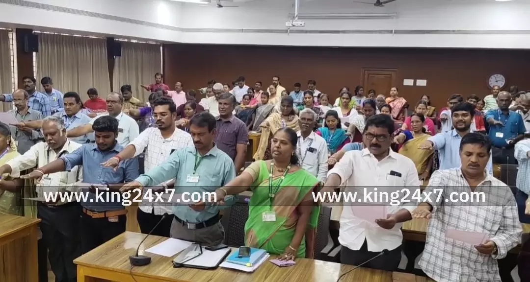 பெரியார் உருவப்படத்திற்கு மலர் தூவி-சமூக நீதி நாள் உறுதிமொழி ஏற்ற உதயநிதி ஸ்டாலின்.