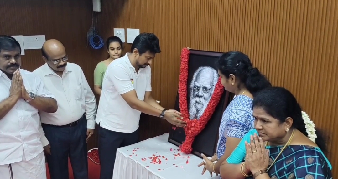 பெரியார் உருவப்படத்திற்கு மலர் தூவி-சமூக நீதி நாள் உறுதிமொழி ஏற்ற உதயநிதி ஸ்டாலின். பெரியார் உருவப்படத்திற்கு மலர் தூவி-சமூக நீதி நாள் உறுதிமொழி ஏற்ற உதயநிதி ஸ்டாலின்.