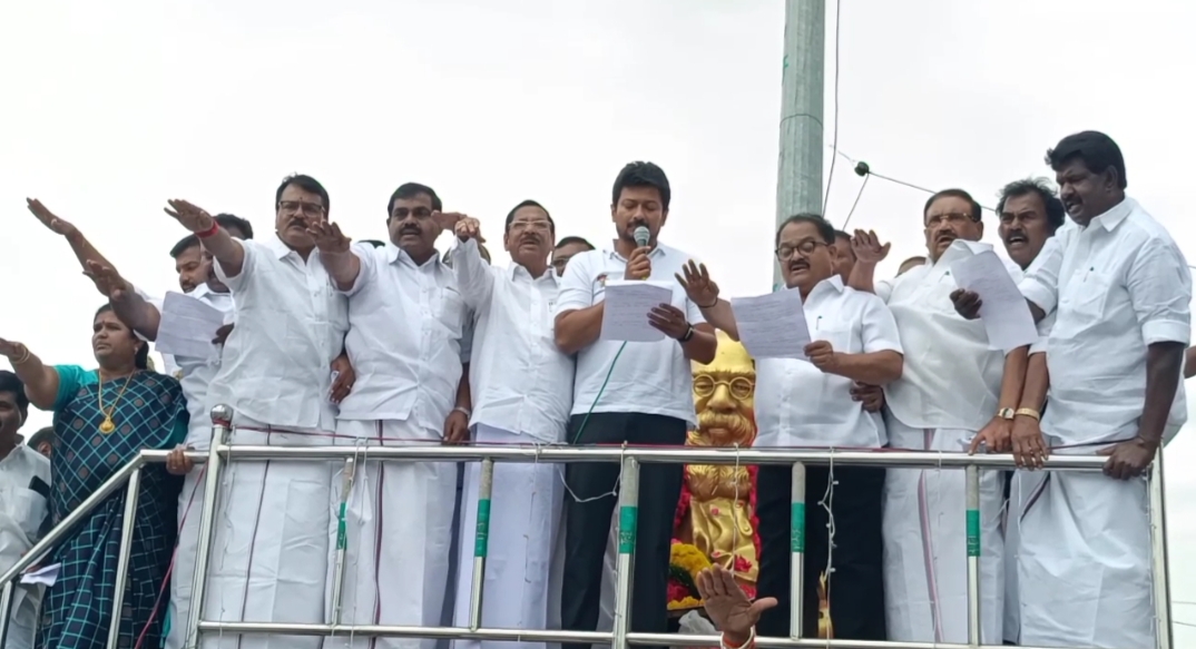 திருமாநிலையூரில் பெரியார் சிலைக்கு மாலை அணிவித்து மரியாதை- உதயநிதி ஸ்டாலின் திருமாநிலையூரில் பெரியார் சிலைக்கு மாலை அணிவித்து மரியாதை- உதயநிதி ஸ்டாலின்