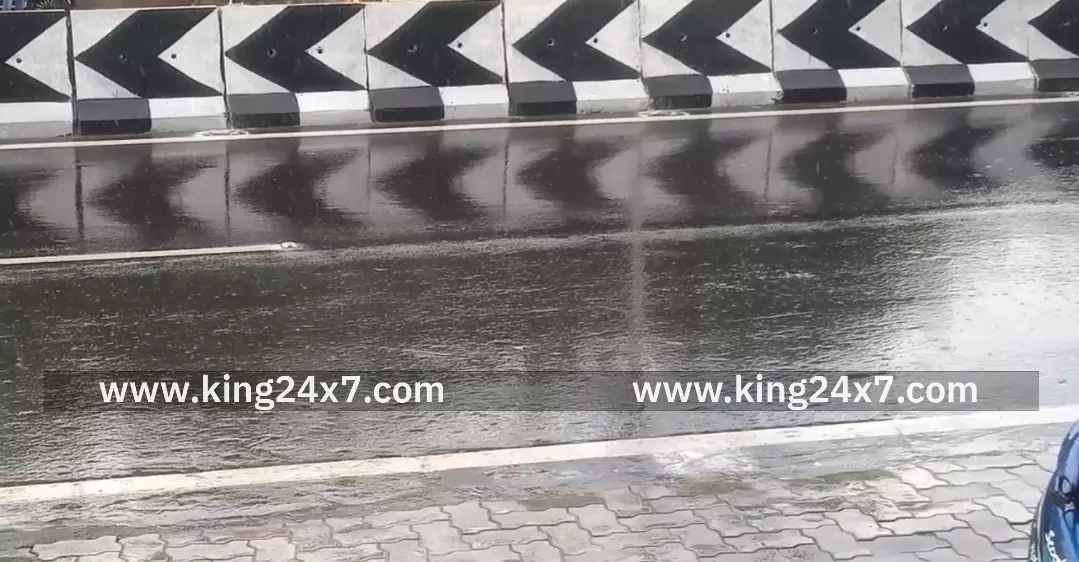 கரூர் -தான்தோன்றி மலைப்பகுதியில் திடீர் மழை. திமுகவினர் கவலை. கரூர் -தான்தோன்றி மலைப்பகுதியில் திடீர் மழை. திமுகவினர் கவலை.