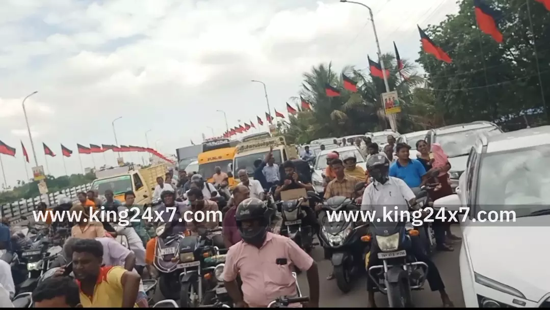 கரூர் -பெரியார் சிலைக்கு மரியாதை செலுத்தும் நிகழ்வில் போக்குவரத்து பாதிப்பு. பொதுமக்கள் அதிருப்தி.