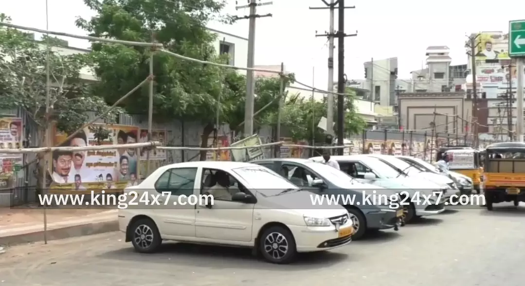 கரூர்- முப்பெரும் விழாவுக்கு வைக்கப்பட்ட பேனர்கள் திடீரென அகற்றம். கரூர்- முப்பெரும் விழாவுக்கு வைக்கப்பட்ட பேனர்கள் திடீரென அகற்றம்.