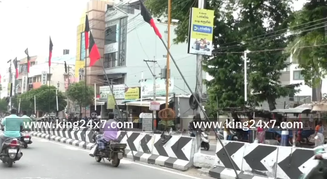 கரூர்- முப்பெரும் விழாவுக்கு வைக்கப்பட்ட பேனர்கள் திடீரென அகற்றம். கரூர்- முப்பெரும் விழாவுக்கு வைக்கப்பட்ட பேனர்கள் திடீரென அகற்றம்.