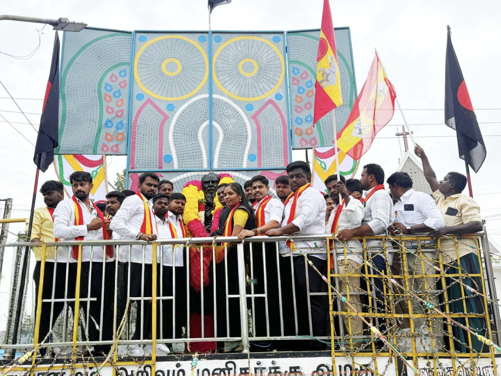 தந்தை பெரியார் சிலைக்கு தவெகவினர் மாலை அணிவித்து மரியாதை தந்தை பெரியார் சிலைக்கு தவெகவினர் மாலை அணிவித்து மரியாதை