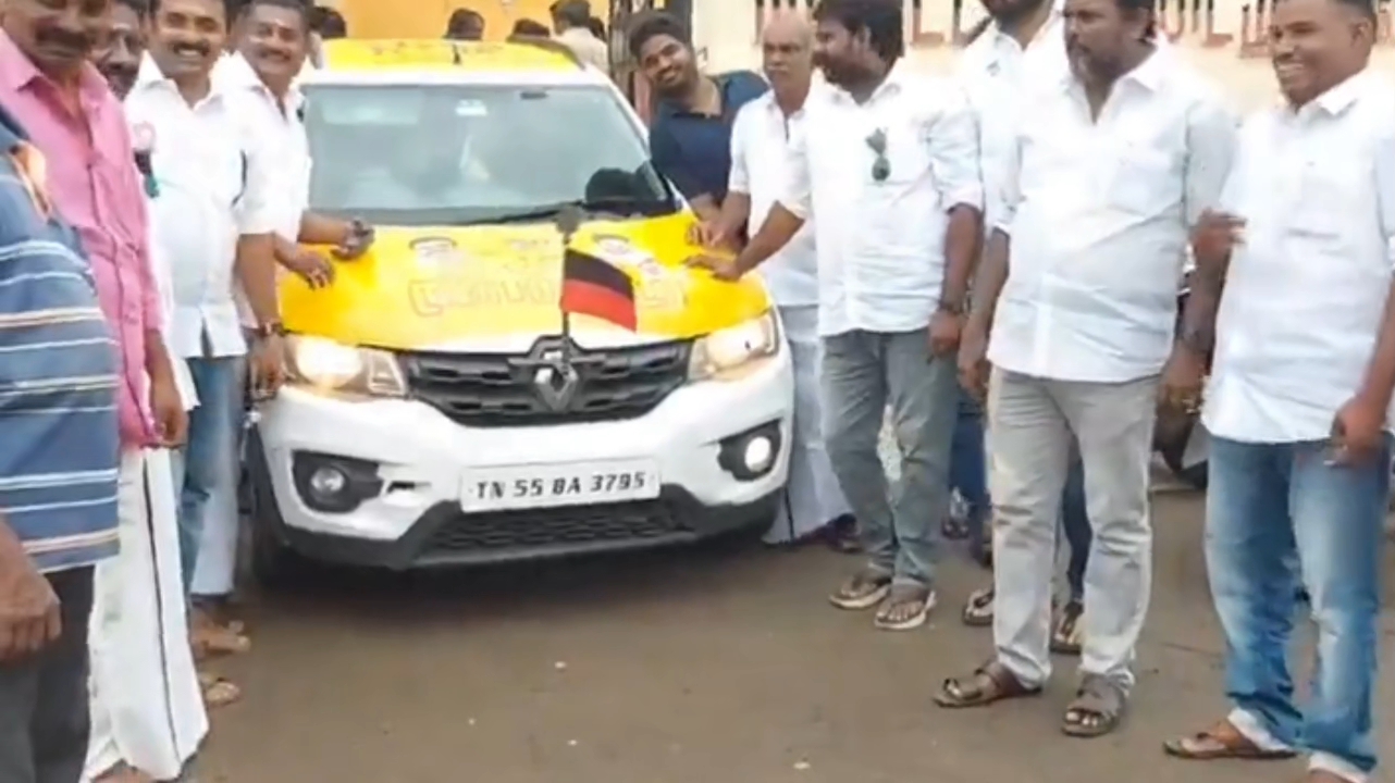 புதுகை: பிரச்சார வாகனத்தை துவக்கி வைத்த திமுகவினர்