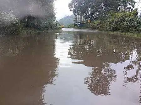 கொடைக்கானலில் பலத்த மழை: சாலைகளில் தண்ணீா் தேக்கம் கொடைக்கானலில் பலத்த மழை: சாலைகளில் தண்ணீா் தேக்கம்