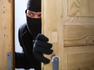 வீட்டில் தூங்கிக் கொண்டிருந்த பெண்களிடம் நகை பறித்த மர்ம நபர்கள்