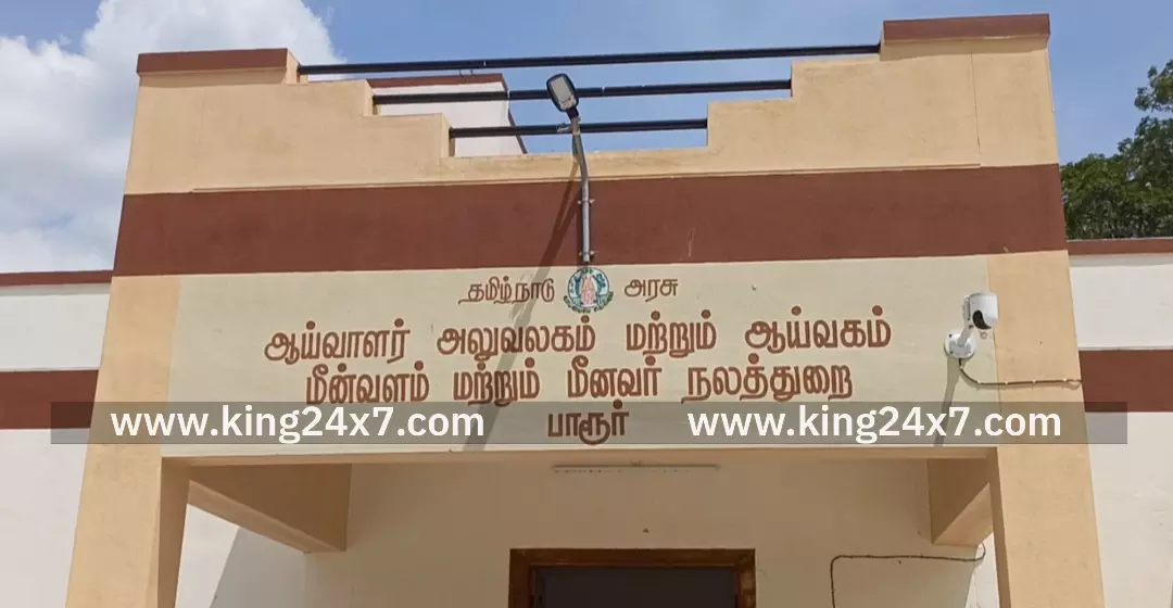 பாரூரில் விவசாயிகளுக்கு மீன் வளர்ப்பு பயிற்சி அளிக்கபடுகிறது.