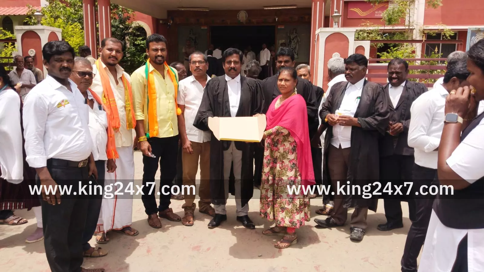 பிரதமர் பிறந்த நாளை முன்னிட்டு  வழக்கறிஞர்கள் கேக் வெட்டி கொண்டாடினார்