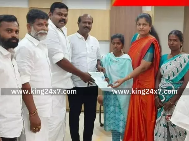 சங்கரன்கோவிலில் கல்லூரி மாணவிக்கு முழுக்கல்வி கட்டணத்தை ஏற்ற எம்.எல்.ஏ.