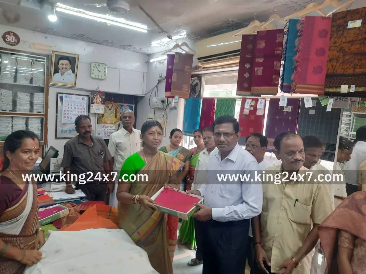 ஜெயங்கொண்டம் கோ ஆப் டெக்ஸ் விற்பனை நிலையத்தில் தீபாவளி சிறப்பு தள்ளுபடி முதல் விற்பனையை தொடங்கி வைத்த மாவட்ட கலெக்டர். ஜெயங்கொண்டம் கோ ஆப் டெக்ஸ் விற்பனை நிலையத்தில் தீபாவளி சிறப்பு தள்ளுபடி முதல் விற்பனையை தொடங்கி வைத்த மாவட்ட கலெக்டர்.