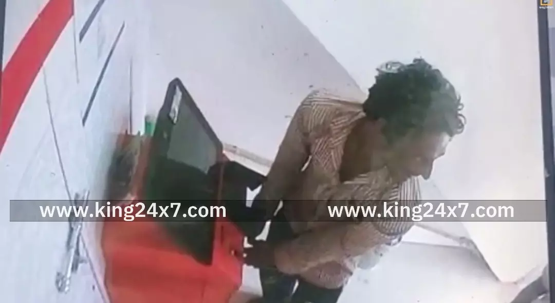 ஓசூரில் ஏ.டி.எம் நூதன முறையில் திருட்டு வீடியோ வைரல்.. ஓசூரில் ஏ.டி.எம் நூதன முறையில் திருட்டு வீடியோ வைரல்..