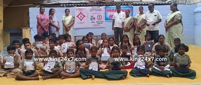 அரசு பள்ளி மாணவ மாணவிகளுக்கு  புத்தாடைகள்