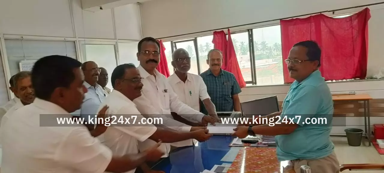 அமாவாசை  நாளில் பராமரிப்பு மின் தடை செய்திடகோரி கொங்கு  பவர்லூம்  சங்கத்தார் மின்வாரிய அதிகாரிகள் வசம் மனு