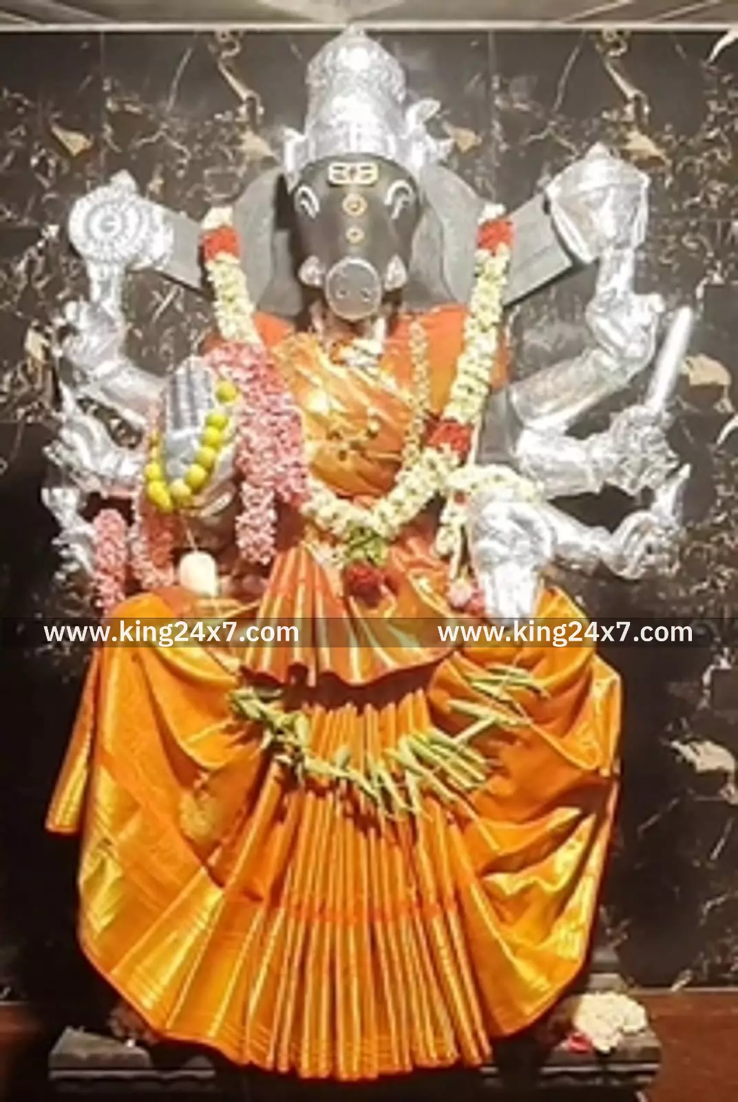 வெண்குன்றம் லிங்கம் நகரில் அமைந்துள்ள ஸ்ரீமகா வாராஹி அம்மன் கோயிலில் சிறப்பு யாகம். வெண்குன்றம் லிங்கம் நகரில் அமைந்துள்ள ஸ்ரீமகா வாராஹி அம்மன் கோயிலில் சிறப்பு யாகம்.