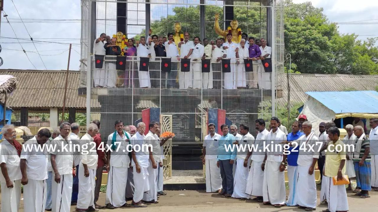 தா.பழூரில் தந்தை பெரியாரின் திரு உருவ சிலைக்கு ஜெயங்கொண்டம் எம்எல்ஏ க.சொ.க.கண்ணன் வழிகாட்டுதலின் பேரில் திமுக நிர்வாகிகள் மாலை அணிவித்து மரியாதை. தா.பழூரில் தந்தை பெரியாரின் திரு உருவ சிலைக்கு ஜெயங்கொண்டம் எம்எல்ஏ க.சொ.க.கண்ணன் வழிகாட்டுதலின் பேரில் திமுக நிர்வாகிகள் மாலை அணிவித்து மரியாதை.