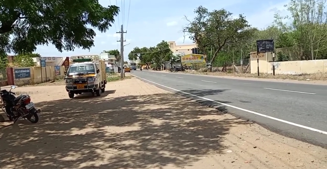 சங்கரனாம்பட்டியில் நின்றிருந்த மூதாட்டி மீது வேகமாக வந்த டூவீலர் மோதி விபத்து.