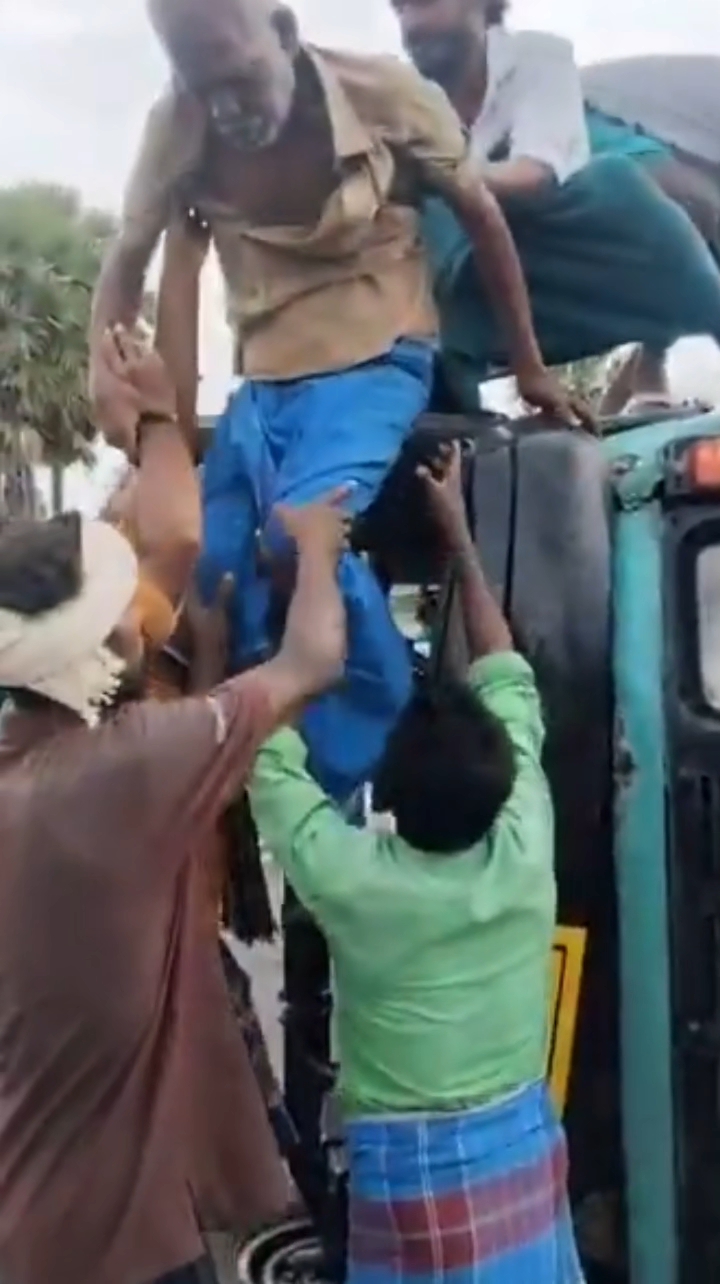 சாலையில் கவிழ்ந்த சரக்கு வாகனம்