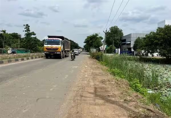 தடுப்பு இல்லாத குளம் அச்சத்தில் வாகன ஓட்டிகள்