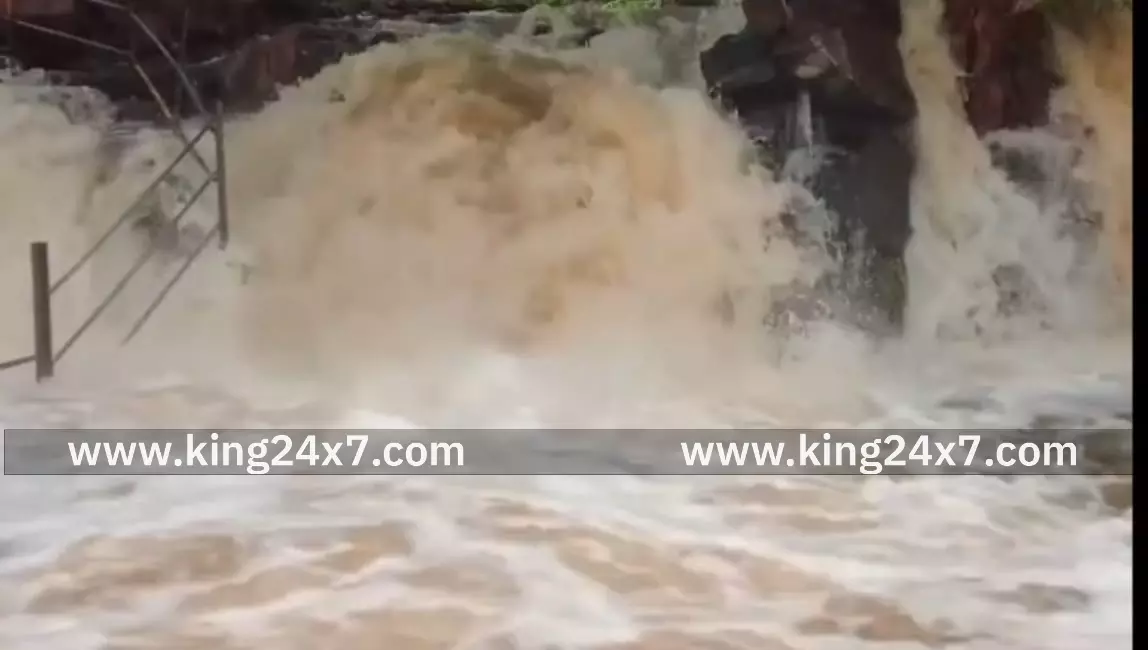 ஒகேனக்கல் ஆற்றில் நீர்வரத்து சரிவு ஒகேனக்கல் ஆற்றில் நீர்வரத்து சரிவு