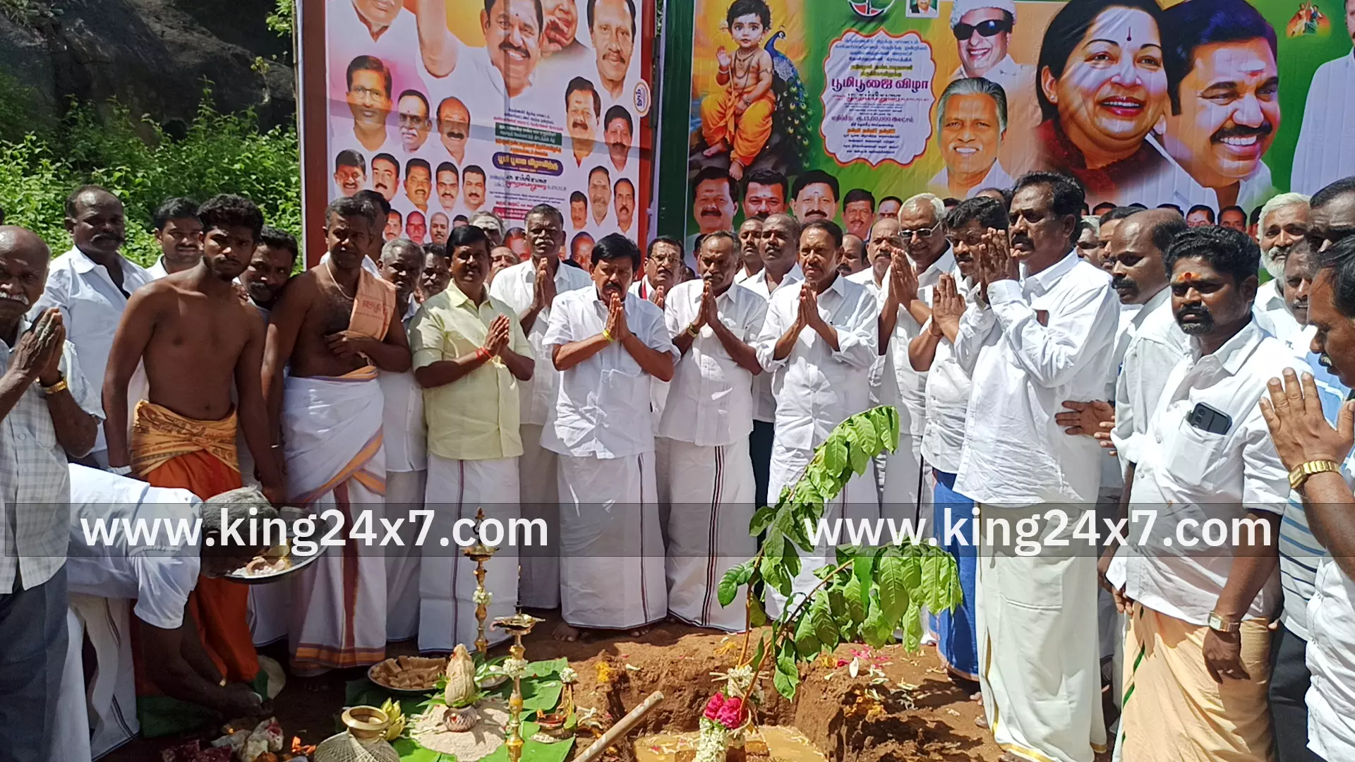 தேவீரஹள்ளி: சமுதாய கூடம் கட்ட பூமி பூஜை. தேவீரஹள்ளி: சமுதாய கூடம் கட்ட பூமி பூஜை.