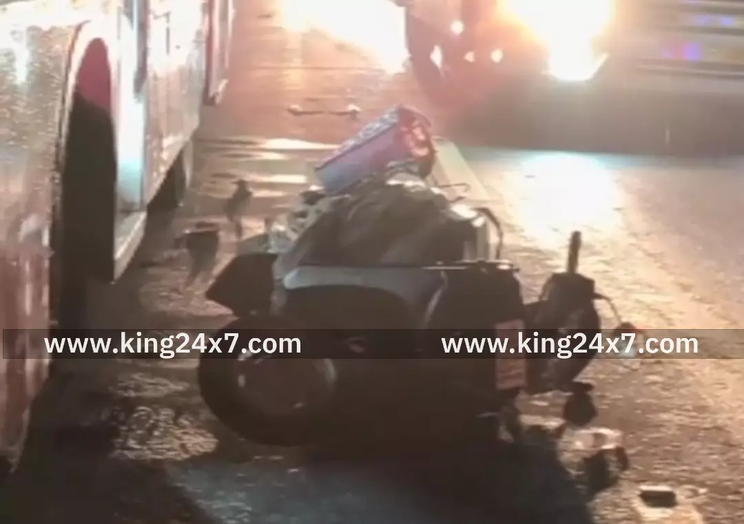 கரூர்-பேருந்து டூவீலர் மீது மோதி 7 மாத கர்ப்பமாக இருந்த பெண் உயிரிழப்பு: கரூர்-பேருந்து டூவீலர் மீது மோதி 7 மாத கர்ப்பமாக இருந்த பெண் உயிரிழப்பு: