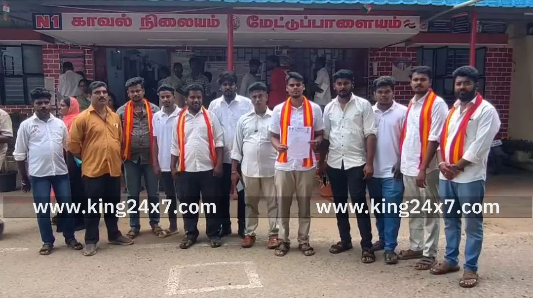 கோவை: சீமான் மீது காவல் நிலையத்தில் தவெகவினர் புகார் ! கோவை: சீமான் மீது காவல் நிலையத்தில் தவெகவினர் புகார் !