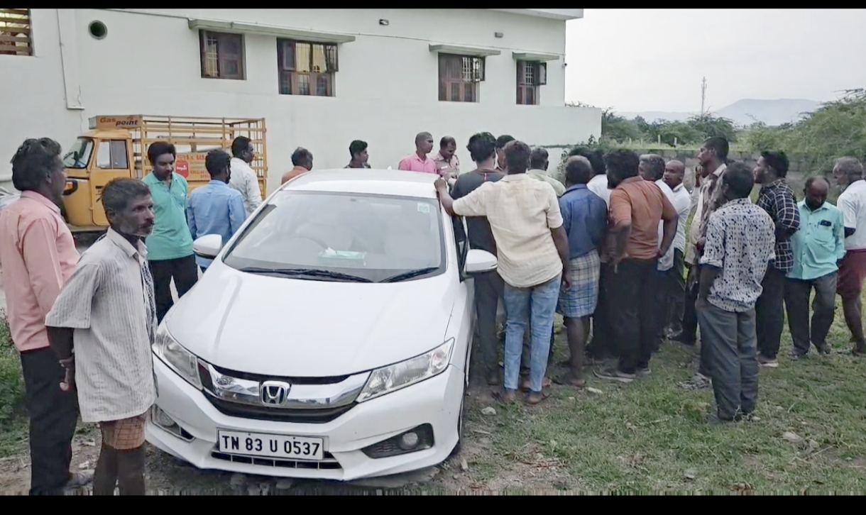வாணியம்பாடி அருகே மேய்ச்சலில் இருந்த ஆடுகளை காரில்  திருடிச்சென்ற வழக்கறிஞர் மற்றும் அவரது நண்பர் கைது, கார் பறிமுதல் நகர காவல்துறையினர் நடவடிக்கை..