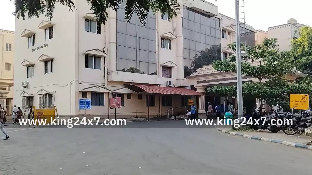 தேனி அருகே வீட்டின் மொட்டை மாடியில் நின்று கொண்டிருந்த 11-ம் வகுப்பு படித்து வரும் சிறுமி கால் தவறி கீழே விழுந்ததில் பரிதாபமாக உயிரிழப்பு தேனி அருகே வீட்டின் மொட்டை மாடியில் நின்று கொண்டிருந்த 11-ம் வகுப்பு படித்து வரும் சிறுமி கால் தவறி கீழே விழுந்ததில் பரிதாபமாக உயிரிழப்பு